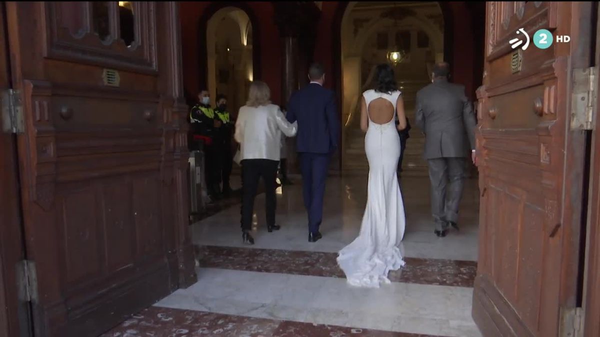 Recién casados entran en una iglesia