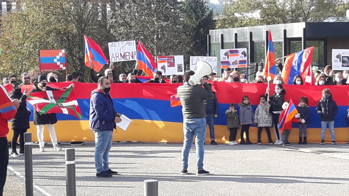 El colectivo armenio e las puertas de la sede de EiTB en Miramon.
