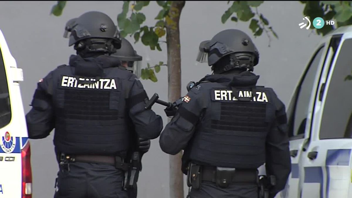 Ertzainas en el barrio Salburua de Vitoria-Gasteiz. Imagen obtenida de un vídeo de EiTB.