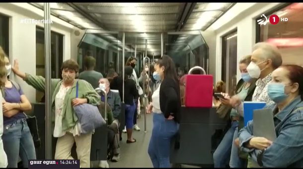 Viajes en el metro con mascarilla.