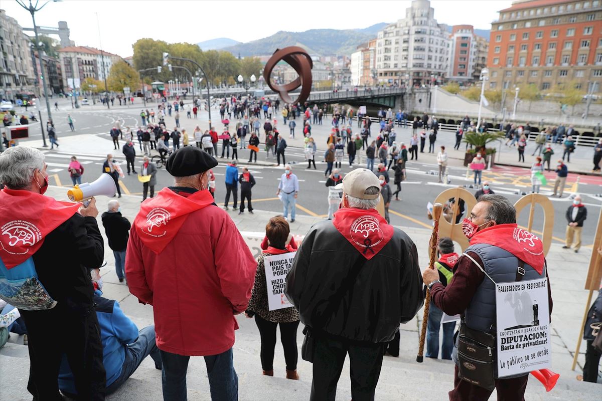 La concentración del Movimiento de Pensionistas en Bilbao, esta mañana.