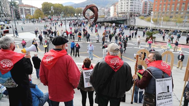 La concentración del Movimiento de Pensionistas en Bilbao, esta mañana.