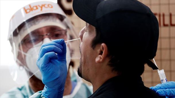 Una enfermera realiza una PCR en REFENA. Foto: EFE