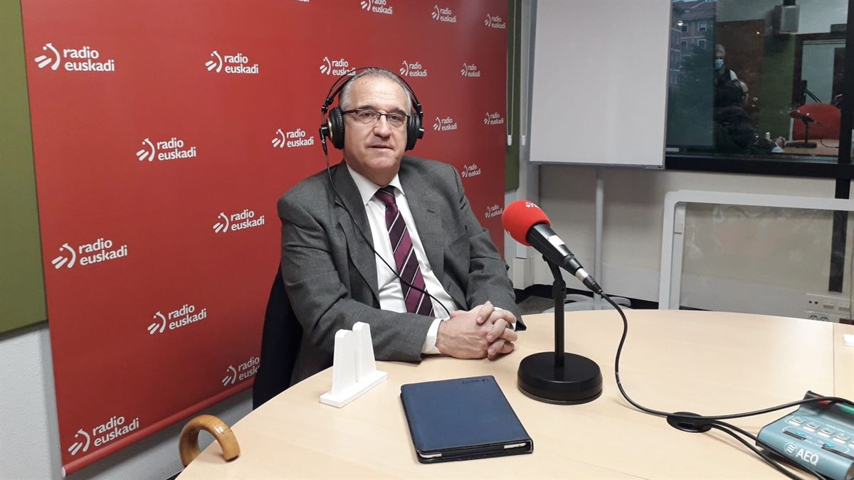 Enrique Maya, en los estudios de Radio Euskadi en Pamplona. 