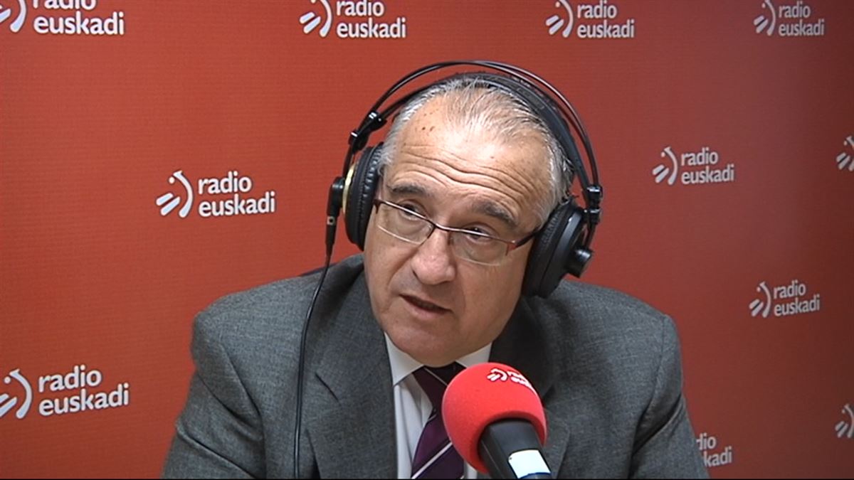 Enrique Maya, en los estudios de Radio Euskadi en Pamplona. 