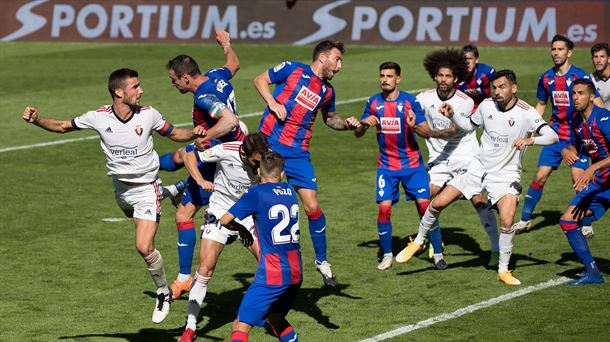 Osasuna defiende un córner en Ipurua (vía @CAOsasuna)