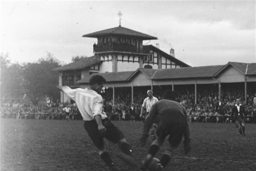 Campo de San Juan, partido Osasuna-Real Sociedad, principios años 20, "Casa del Libro", Estafeta, Iruñea.Fuente: Mikel Hiuarte