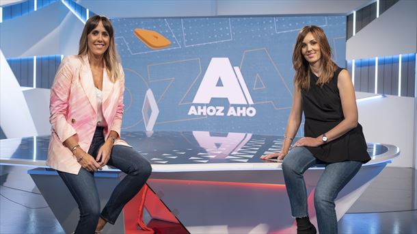 Ilaski Serrano y Saioa Martija, presentadoras de "Ahoz Aho"