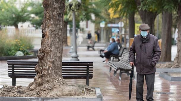 Un hombre pasea por Huesca. 