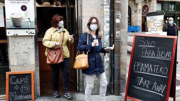 Un bar de Pamplona que ofrece solo comida para llevar, tras el cierre. 