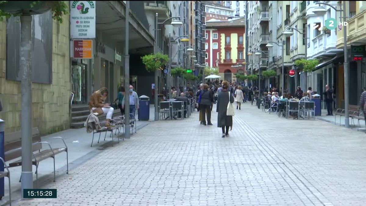 Personas pasean por Eibar. 