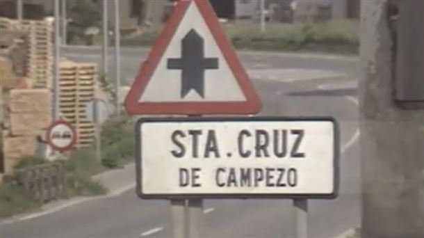 Señalítica a la entrada de Santa Cruz de Campezo de la década de los 90 del pasado siglo.