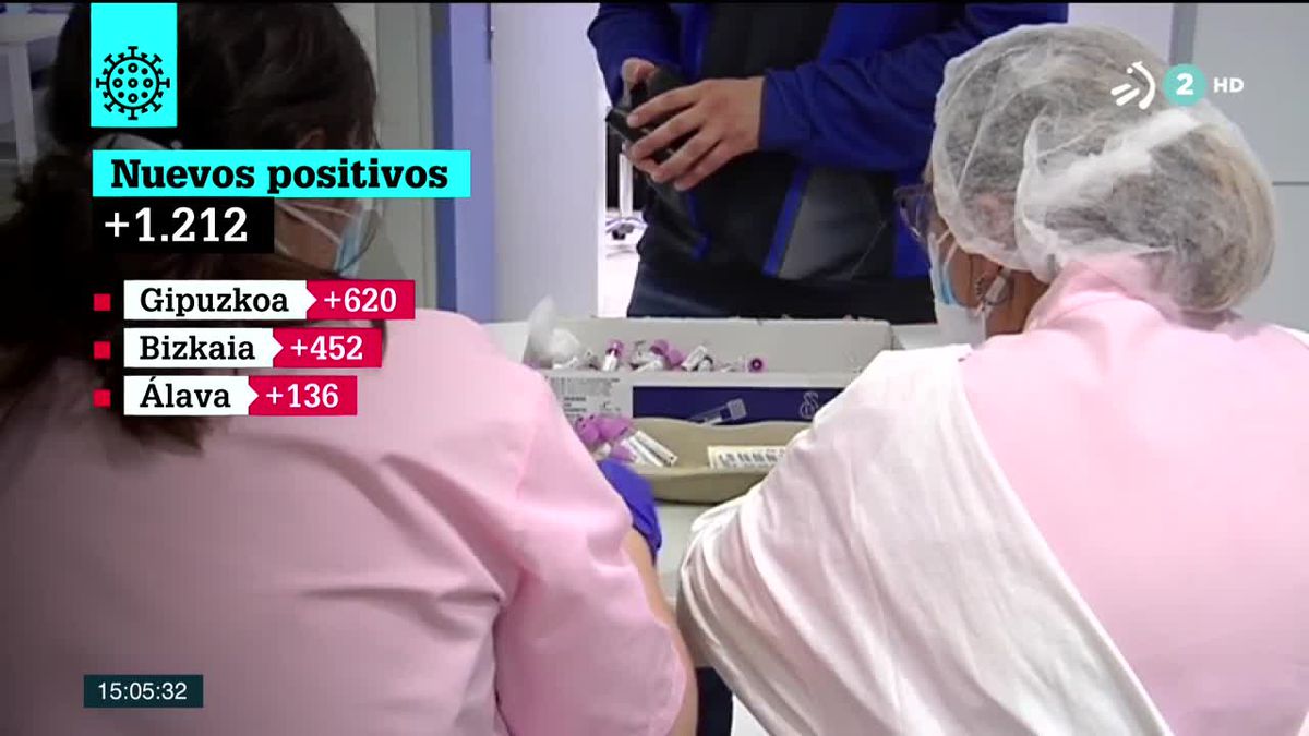 Una sanitaria realiza una prueba PCR a un joven en Azpeitia.