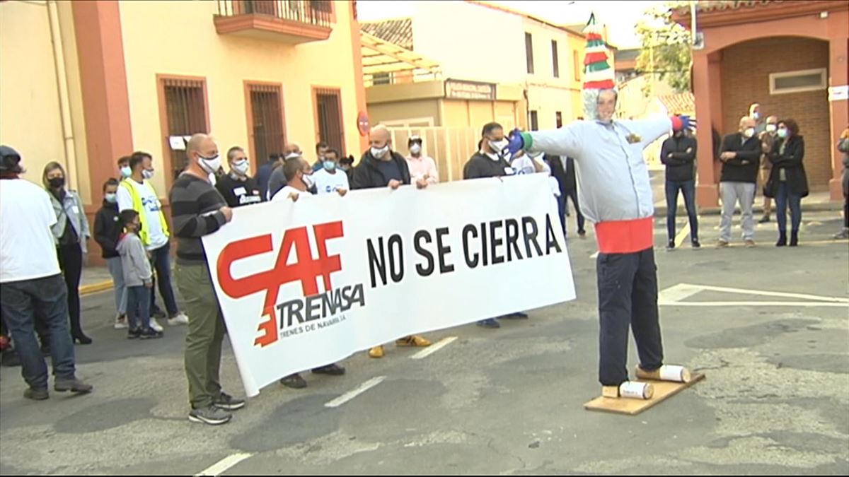 Momento de la llegada de la manifestación ante el Ayuntamiento de Castejón.