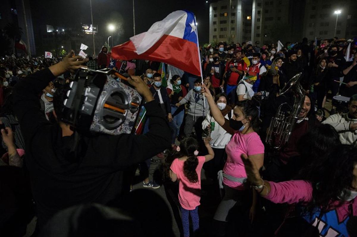 Decenas de personas celebran el resultado del plebiscito en las calles de Santiago