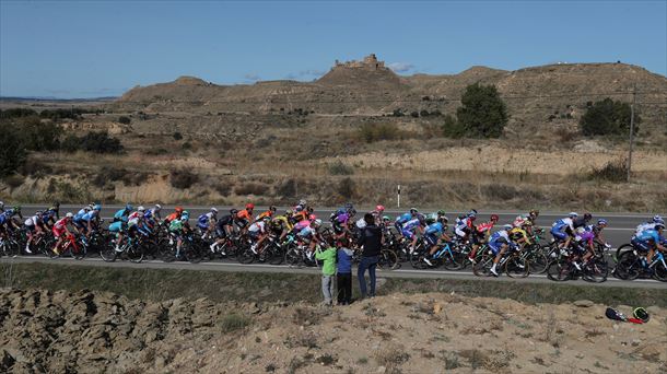Pelotón de ciclistas durante la Vuelta a España 2020.