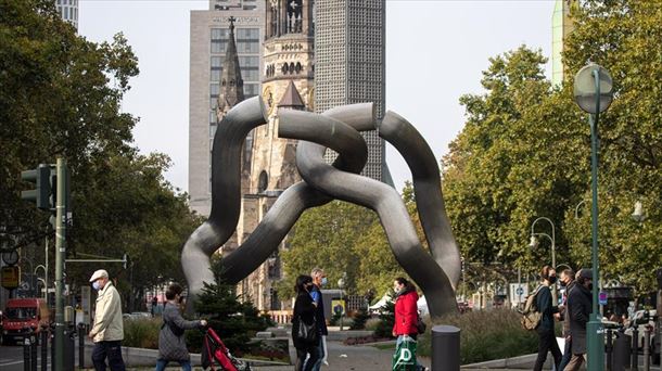 Gente paseando con mascarilla en Berlín. Foto: Efe