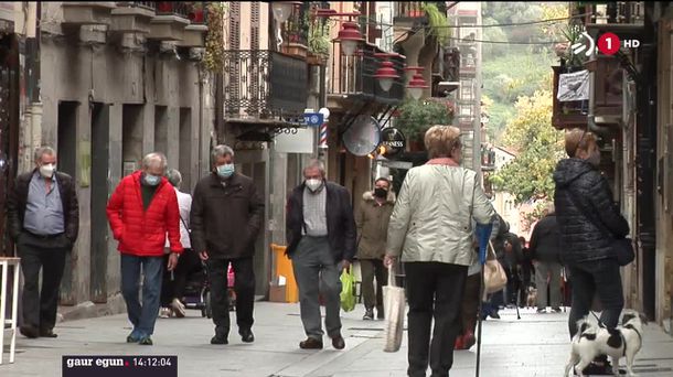 Zalantza ugari dituzte oraindik herritarrek. ETBren bideo batetik aterako irudia.