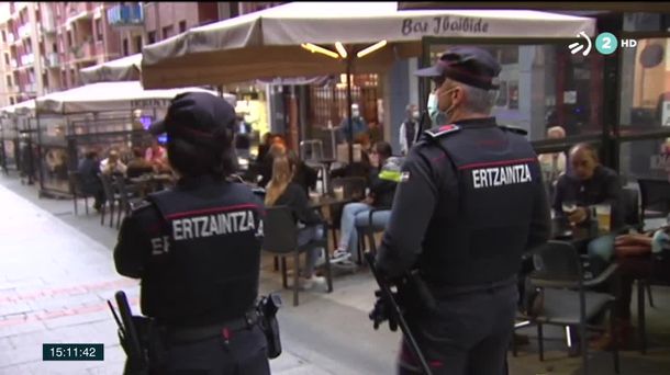 Ertzaintza vigilando las terrazas. Imagen obtenida de un vídeo de ETB.