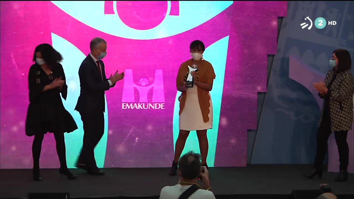 Cony Carranza recibe el Premio Emakunde. Imagen: EiTB