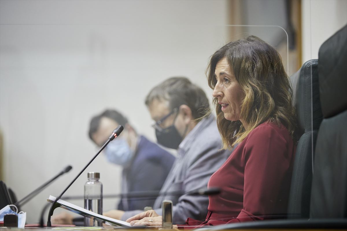 La consejera de Gobernanza Pública y Autogobierno, Olatz Garamendi, en el Parlamento Vasco