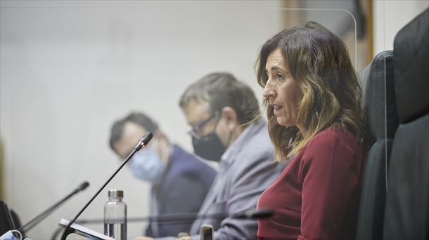 La consejera de Gobernanza Pública y Autogobierno, Olatz Garamendi, en el Parlamento Vasco