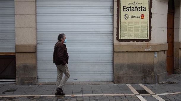 Un bar de la calle Estafeta de Pamplona durante el cierre de la hostelería. 