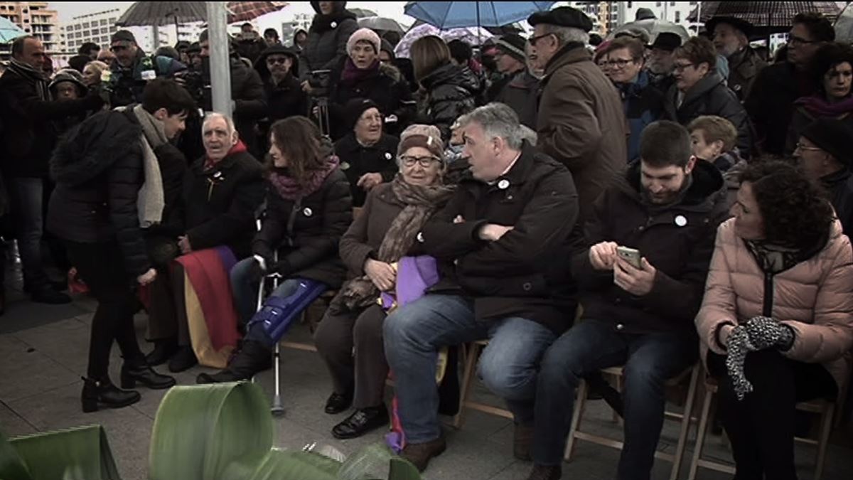 Josefina Lamberto, erdian, Joseba Asiron Iruñeko alkate ohiaren alboan