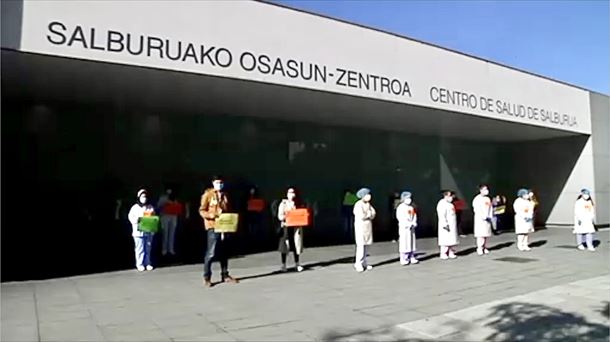 Concentración frente al centro de salud de Salburua