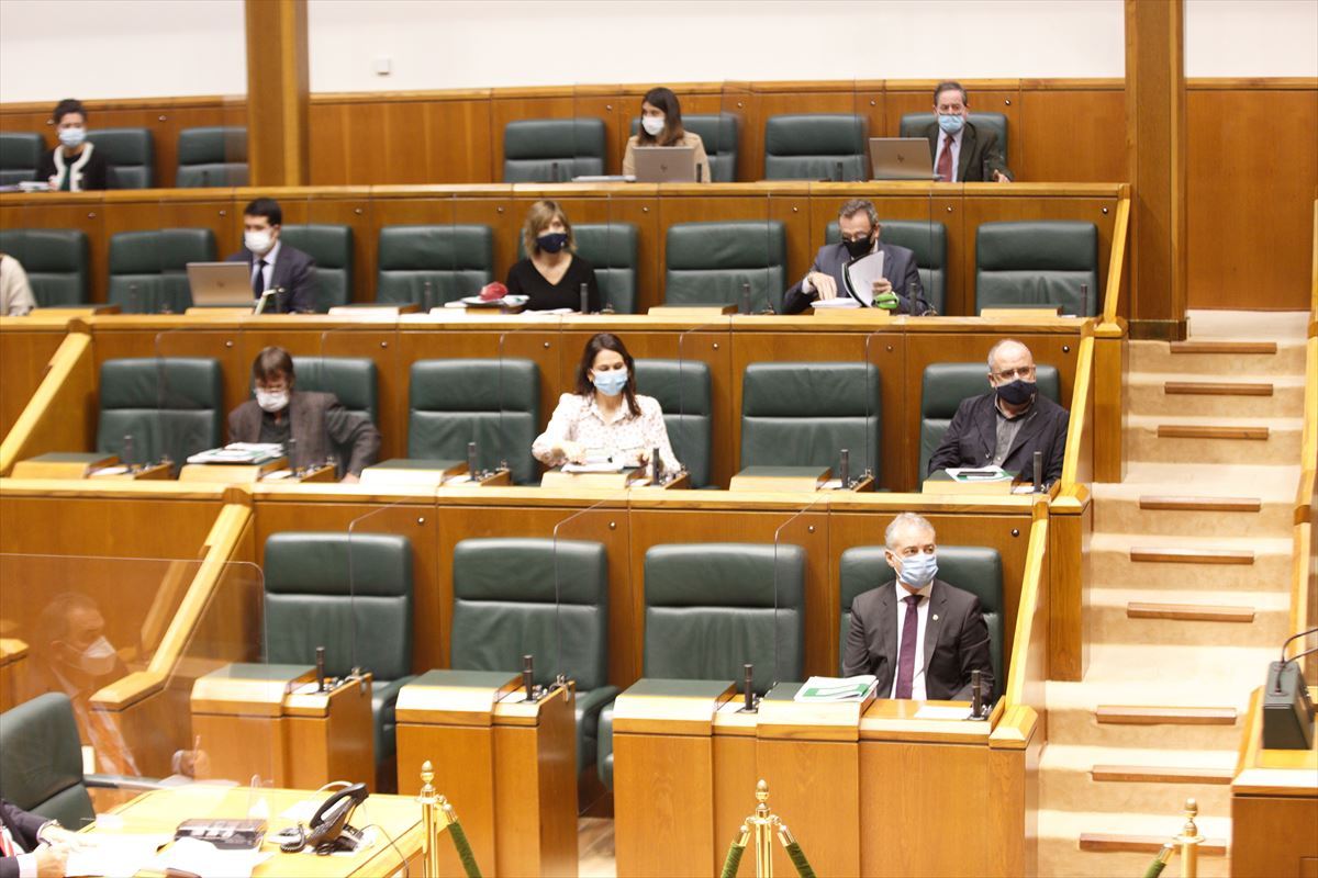 Urkullu y los parlamentarios del PNV, durante el pleno del Parlamento Vasco. 