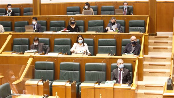 Urkullu y los parlamentarios del PNV, durante el pleno del Parlamento Vasco. 