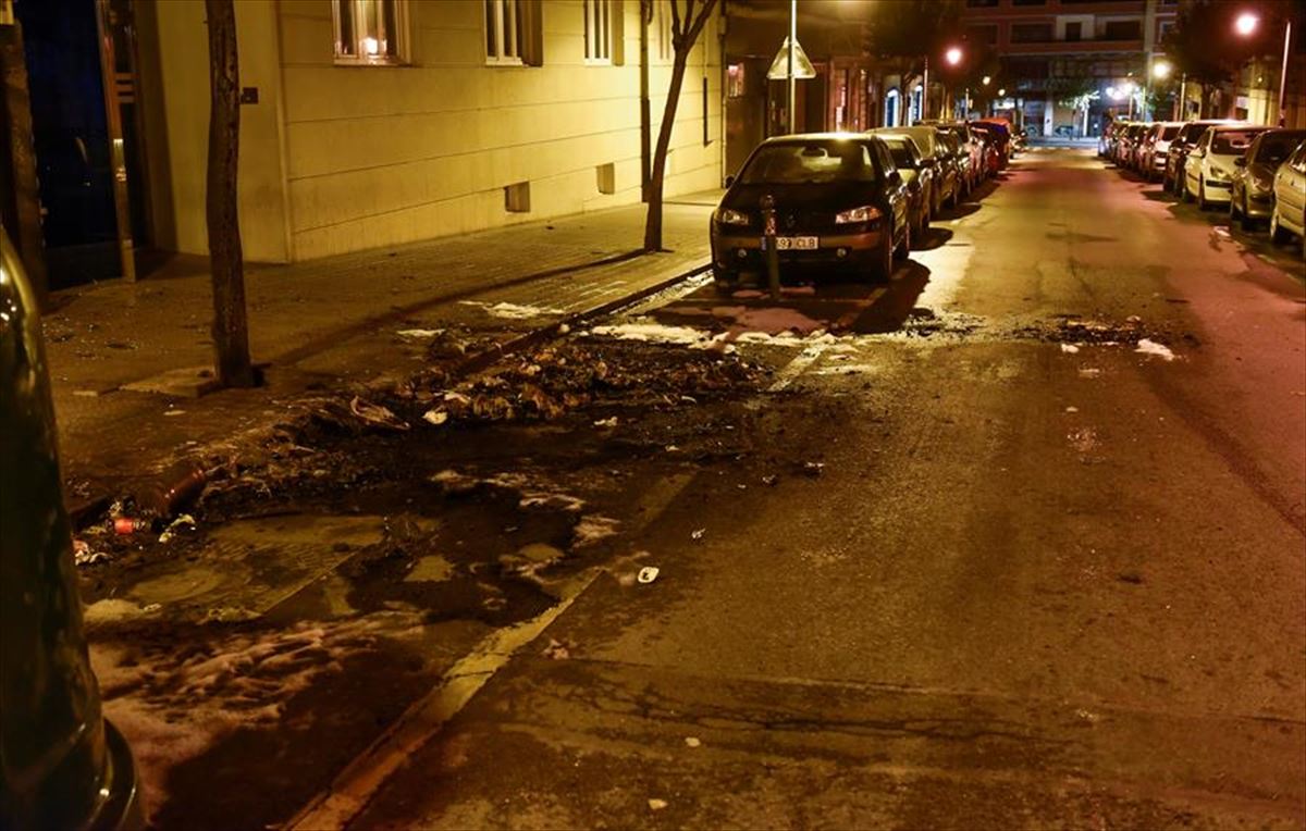 Un grupo de manifestantes ha quemado una veintena de contenedores de basura en Bilbao