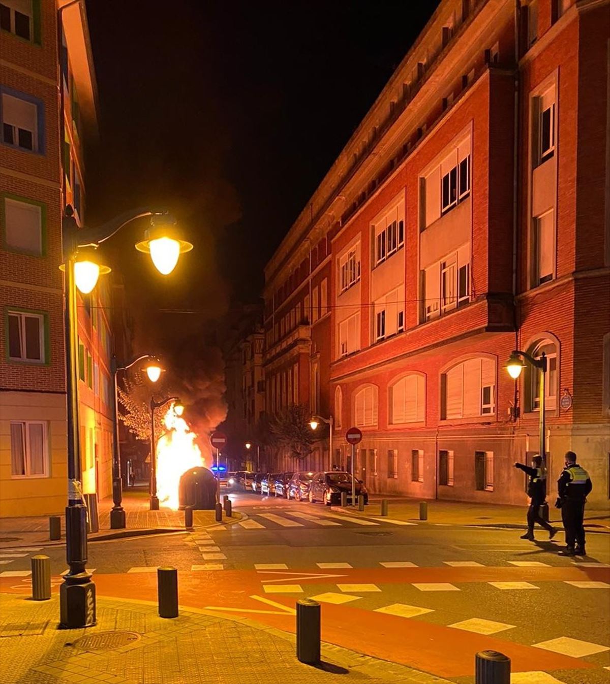 Los manifestantes quemaron varios contenedores.