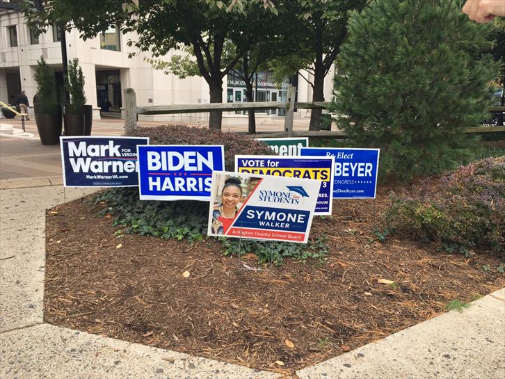 Carteles a favor de Biden.