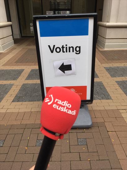 Cartel que señala el colegio electoral