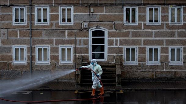 Un operario municipal realiza labores de desinfección en Ourense