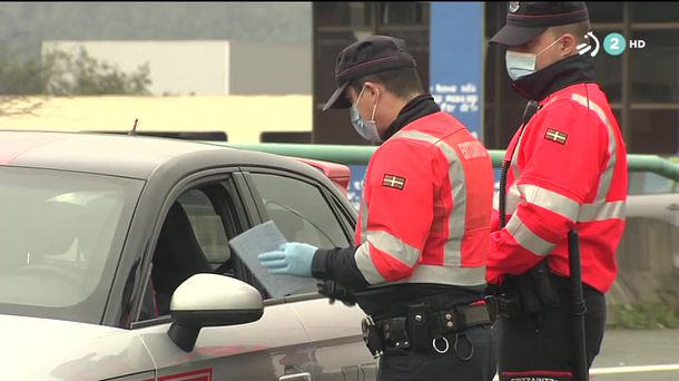 Dos agentes de la Ertzaintza en un control. Imagen obtenida de un vídeo de EiTB.