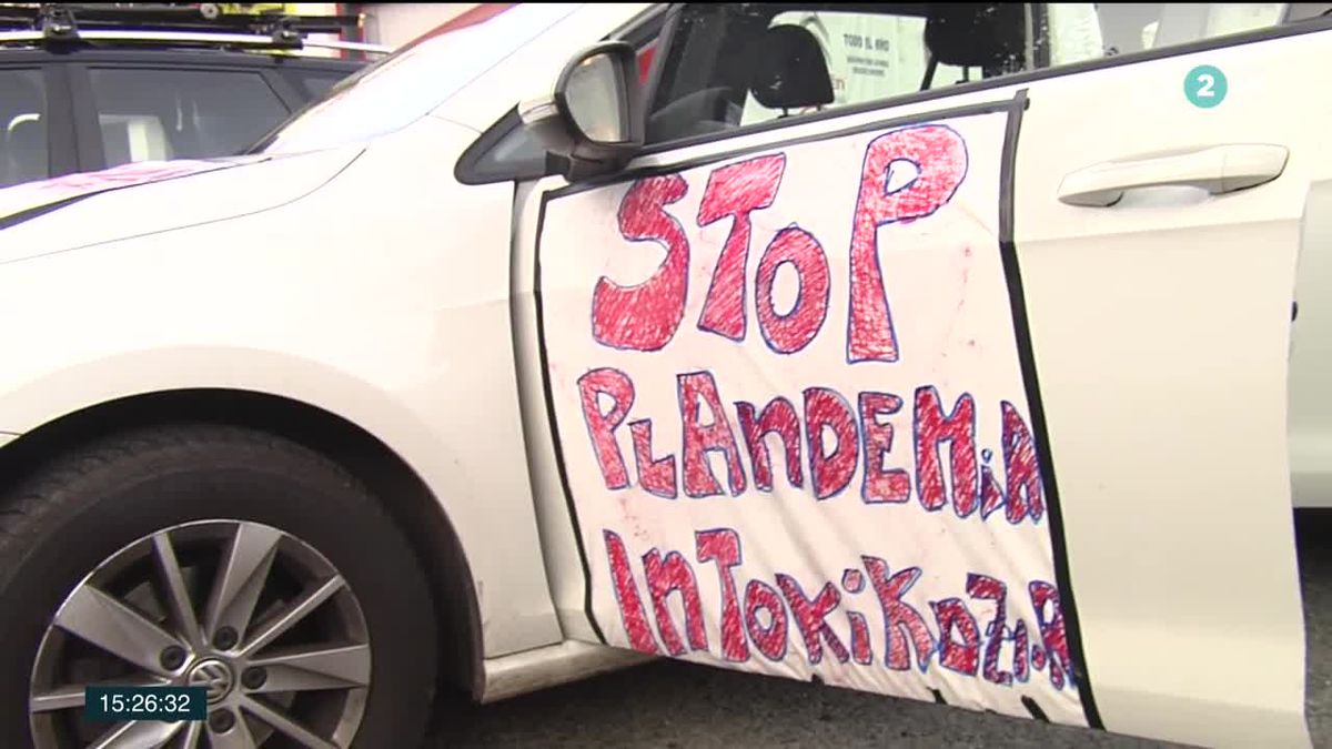 Caravana de coches en Gipuzkoa. Imagen obtenida de un vídeo de EiTB.