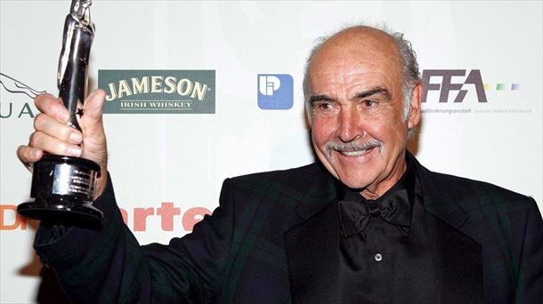 Sean Connery en 2005 en Berlin, recibieno el premio a toda su carrera por el European Film Academy.