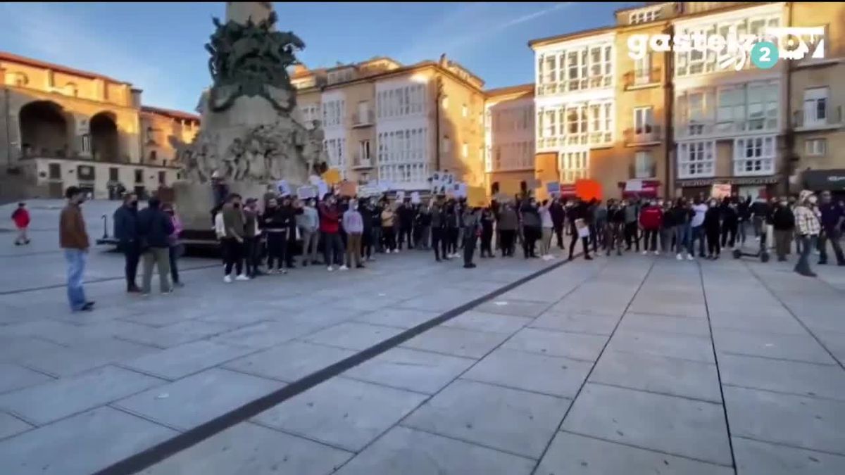 Protesta de negacionistas en la plaza de la Virgen Blanca de Vitoria. Imagen: Gasteiz Hoy