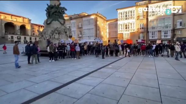 Negazionisten protesta Andre Maria Zuriko plazan, Gasteizen. Irudia: Gasteiz Hoy