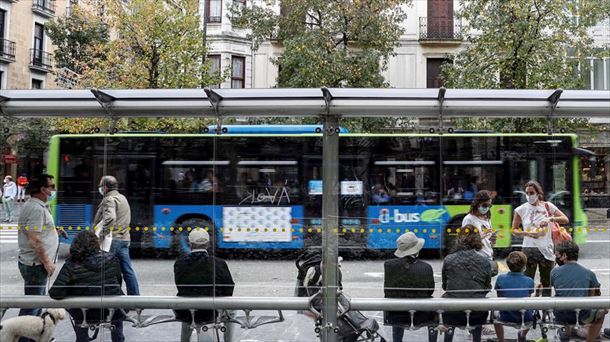 Pertsona talde bat Donostiako autobus geltoki batean. Argazkia: EFE