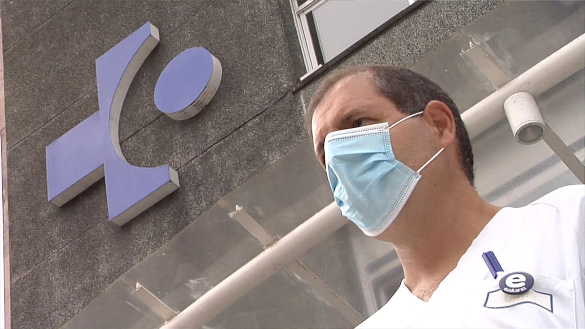 El doctor Felix Zubia en el Hospital Donostia. Imagen: EiTB Media