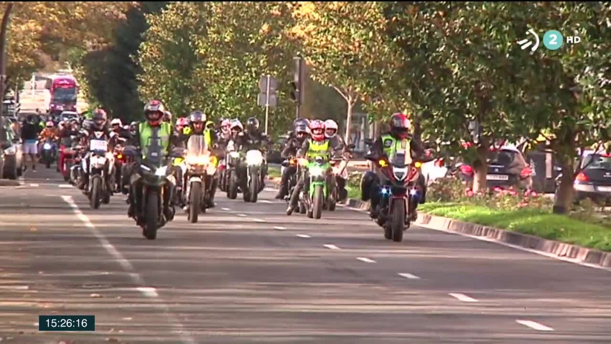 Marcha motera en apoyo a la hostelería en Vitoria-Gasteiz. Imagen obtenida de un vídeo de EiTB.