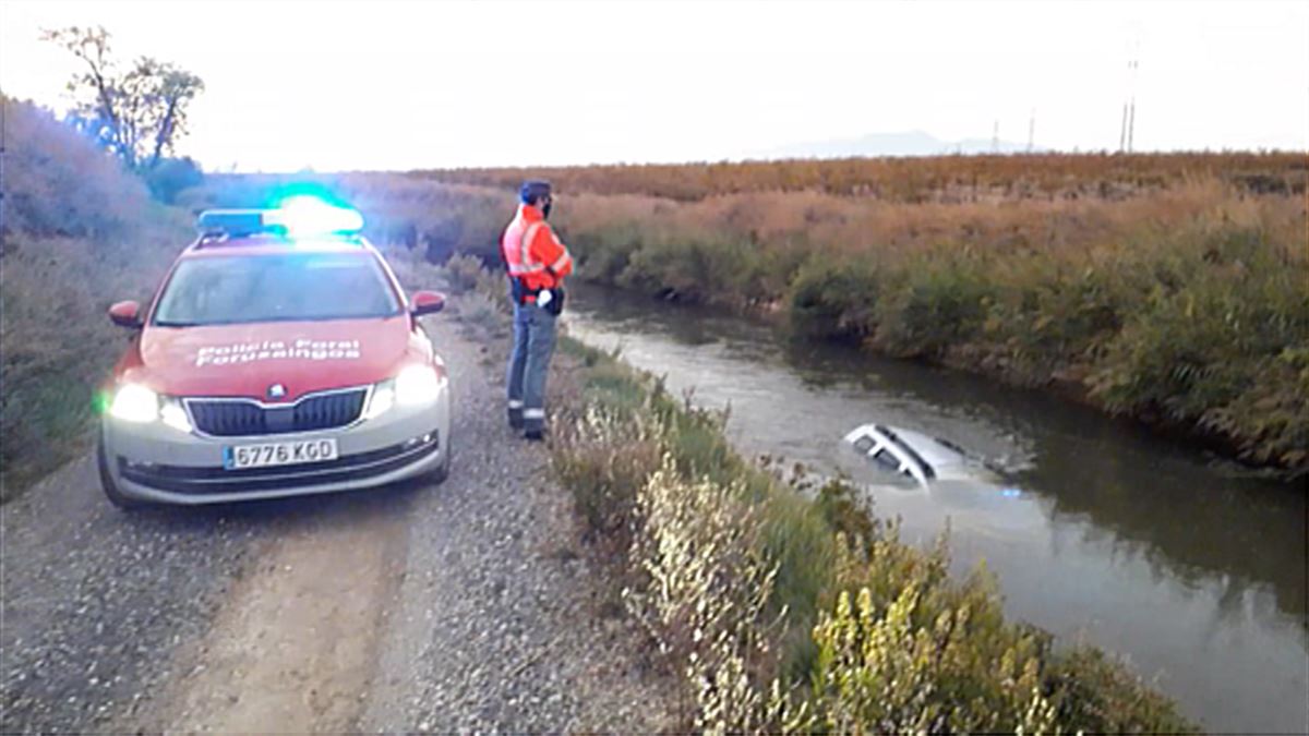 Uno de los vehículos ha caído al Canal de Lodosa.