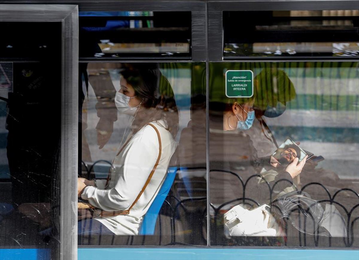 Pasajeras con mascarilla en un autobús urbano de Donostia. Foto de archivo: EFE