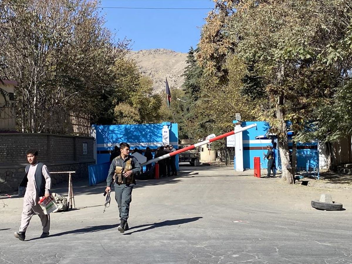 Guardia durante el ataque a la Universidad de Kabul, Afganistán