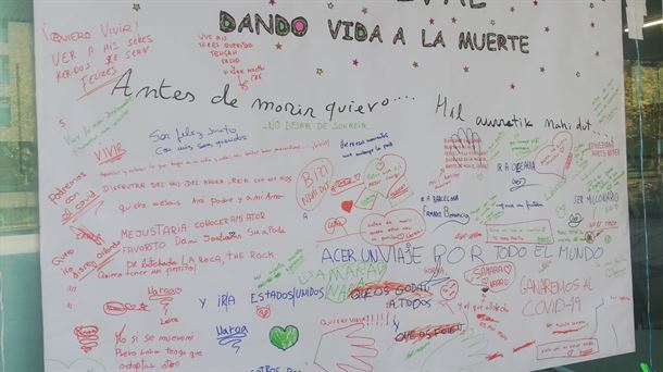 Paneles donde la ciudadanía escribe mensajes y reflexiones sobre la vida y la muerte en Gasteiz