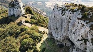 Vivir a los pies de la Sierra Cantabria y a los de la Sierra de Salvada
