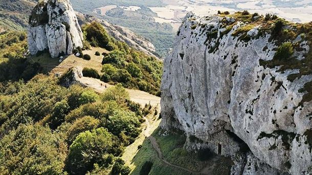 Vivir a los pies de la Sierra Cantabria y a los de la Sierra de Salvada